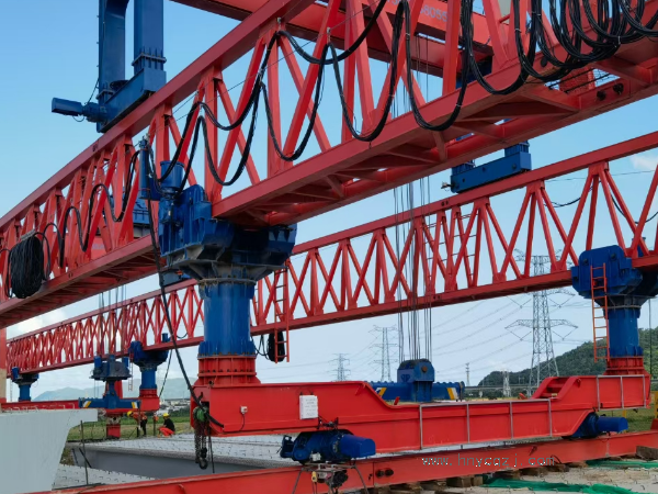 架橋機(jī)試吊過程中如何應(yīng)對(duì)意外事件或突發(fā)狀況？