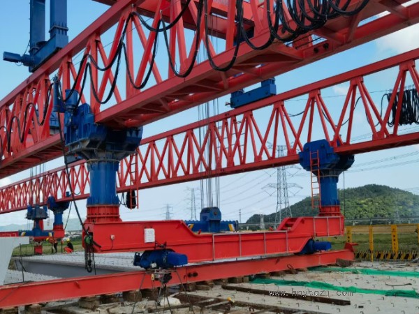 50噸架橋機(jī)施工過(guò)程中，如何進(jìn)行設(shè)備維護(hù)和保養(yǎng)？